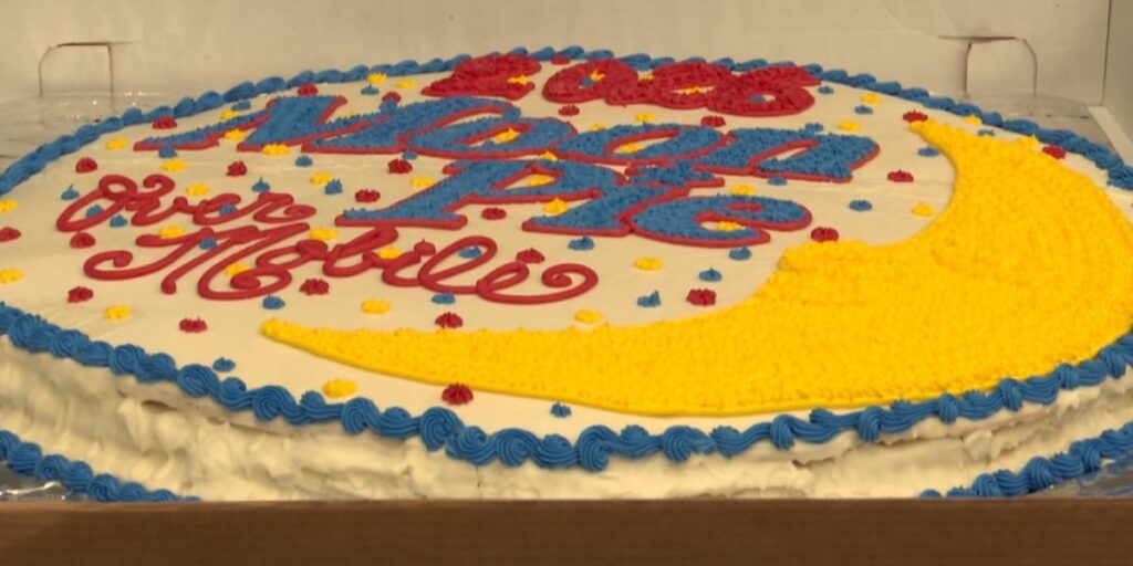 World’s largest edible MoonPie arrives in Mobile ahead of New Year’s celebration